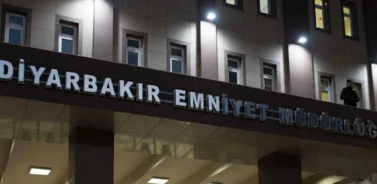 Diyarbakır’da emniyet binasına el yapımı patlayıcı atıldı