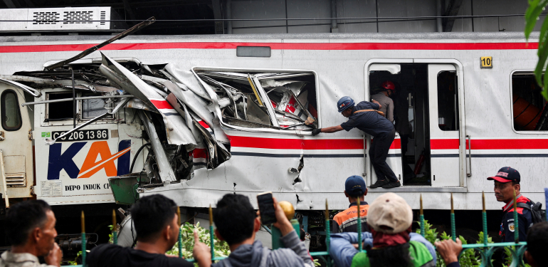 Endonezya’da trenler kafa kafaya çarpıştı: 14 kişi öldü