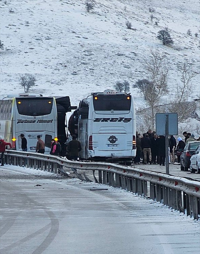 Erzurum'da zincirleme trafik kazası! Yaralılar var - Resim: 0