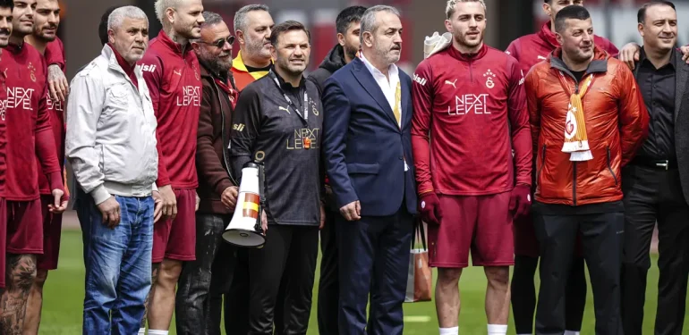 Galatasaray’dan taraftara açık idman. “Bu takım söke söke şampiyon”