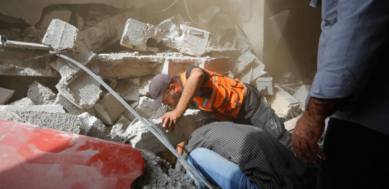 Gazzeli baba, yaklaşık üç yıldır enkaz altındaki çocuklarının izini arıyor