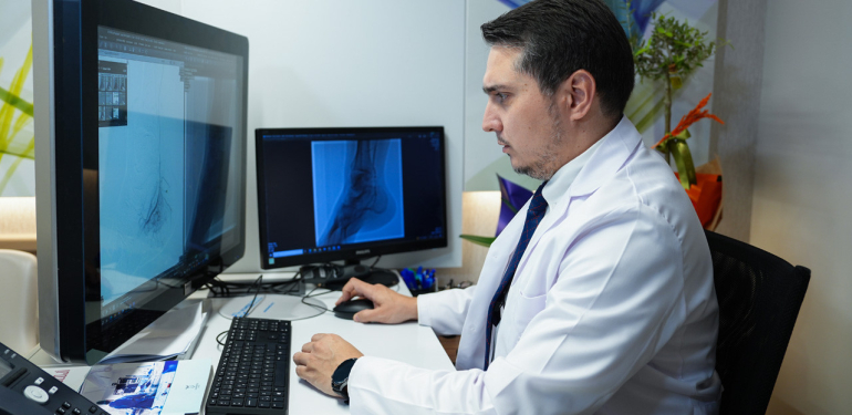 Geçmeyen topuk dikenine Medipol’den yeni yöntemle son