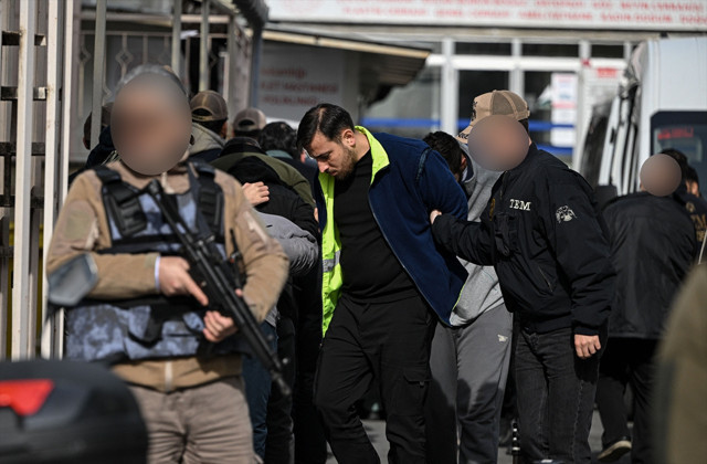 Polis noktasına yönelik terör saldırısı sonrası gözaltına alınmışlardı! 12 şüpheli adliyede - Resim: 0