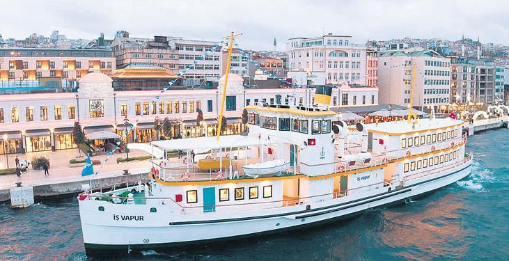 Sanatın kalbi vapurda atıyor