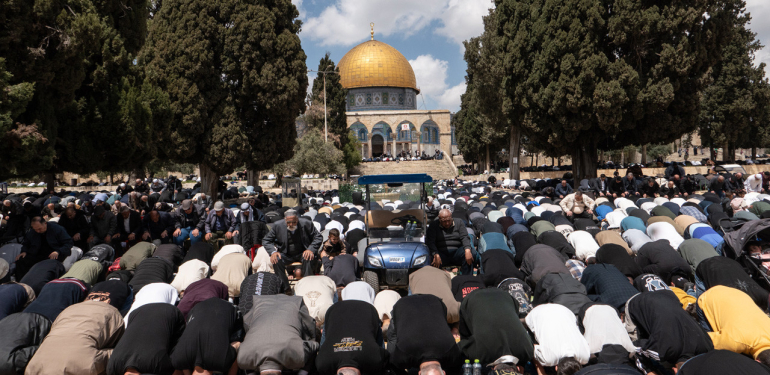 ‘Savaş’ bahanesiyle kapatılmıştı! Mescid-i Aksa’da haftalar sonra ilk cuma namazı