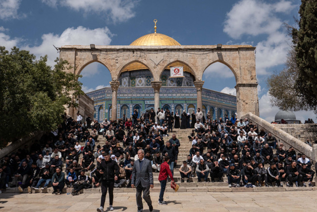 'Savaş' bahanesiyle kapatılmıştı! Mescid-i Aksa’da haftalar sonra ilk cuma namazı - Resim: 0