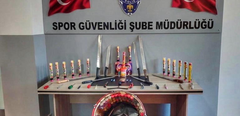 Süper Lig ekibinin taraftar otobüsünden cephanelik çıktı. Döner bıçağı, satır, sis bombası!