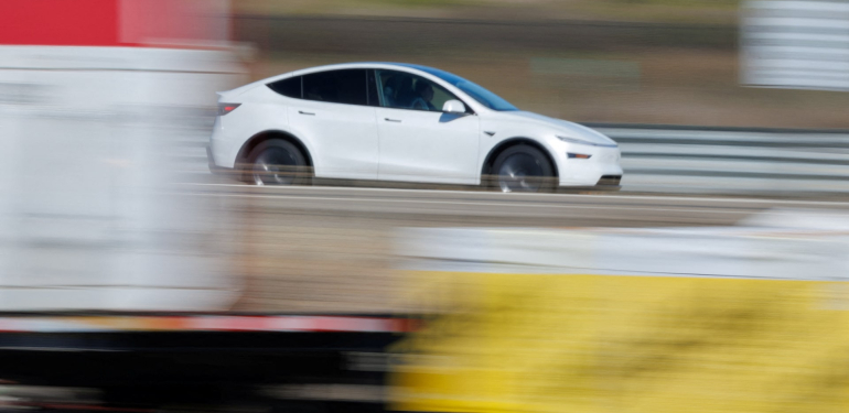 Sürücüsüz taksi olay yerine daldı