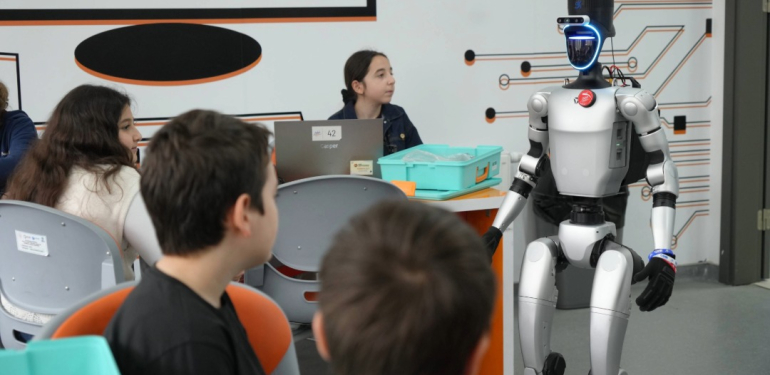 Türkiye’nin nüfusa kaydedilen ilk robotu işe başladı