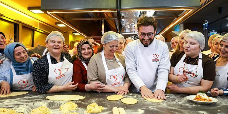 Ünlü Şef Danilo Zanna depremzede kadınlarla aynı mutfakta buluştu