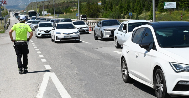 43 ilin geçiş güzergahında bulunan ‘kilit kavşak’ta arife günü yoğunluğu