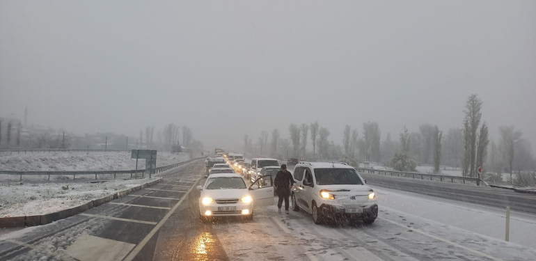 Afyonkarahisar’da iki ilçede eğitime kar engeli