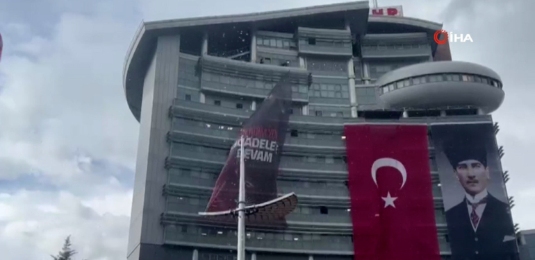 CHP Genel Merkezi’nde Özgür Özel’in afişi indirildi