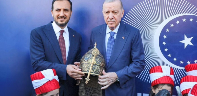 Cumhurbaşkanı Erdoğan’a özel hazırlanan miğfer hediye edildi