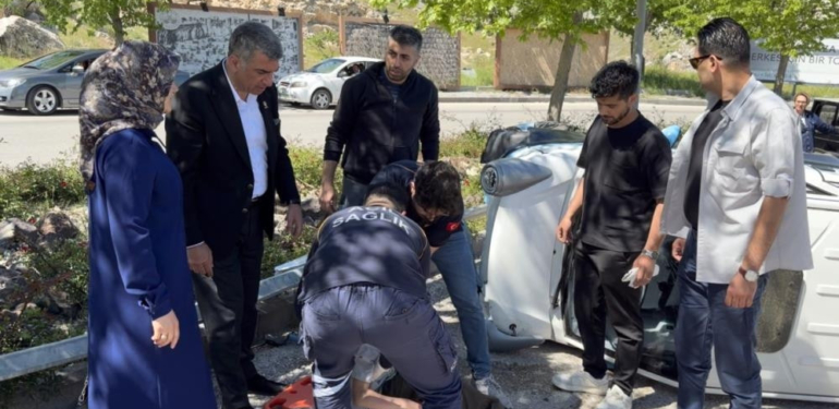 Elektrikli araç devrildi, ilk müdahaleyi milletvekili Erol yaptı