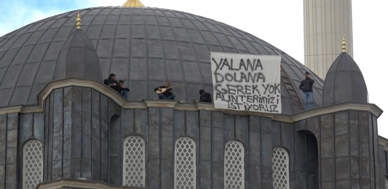 İşçilerden caminin kubbesinde sazlı türkülü ücret protestosu