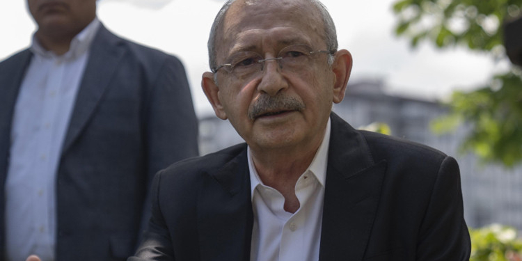 Kılıçdaroğlu 2.5 yıl sonra CHP binasında! Karanfillerle ve ‘halkın umudu Kılıçdaroğlu’ sloganları ile karşılandı