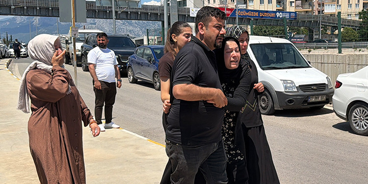 Motosiklet kaldırıma çarpıp devrildi, 14 yaşındaki çocuk hayatını kaybetti