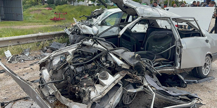 Otomobiller çarpıştı: 2 ölü, 7 yaralı