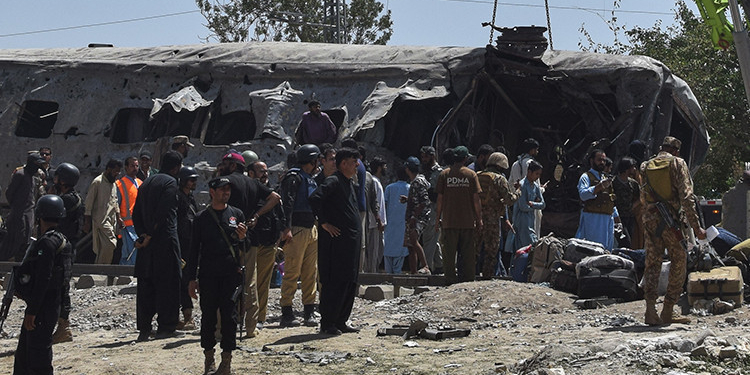 Pakistan’da tren yoluna terör saldırısı: 23 kişi hayatını kaybetti