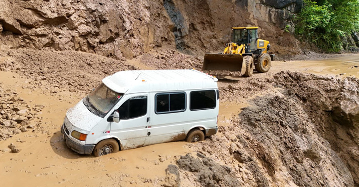 Trabzon’da korku dolu anlar! Minibüsteki 3 kişi son anda kurtuldu… ‘Uçurumdan atıyordu bizi neredeyse’