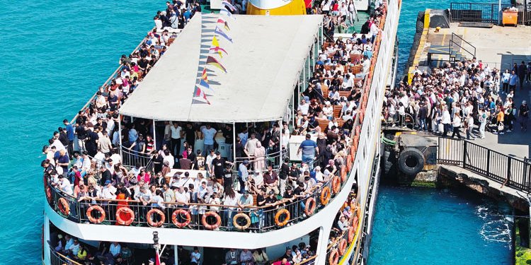 Yurtta bayram kalabalığı… İğne atsan yere düşmedi